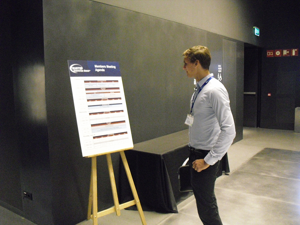 Blick auf die Agenda in der Konferenz-Lobby Blick auf die Agenda in der Konferenz-Lobby